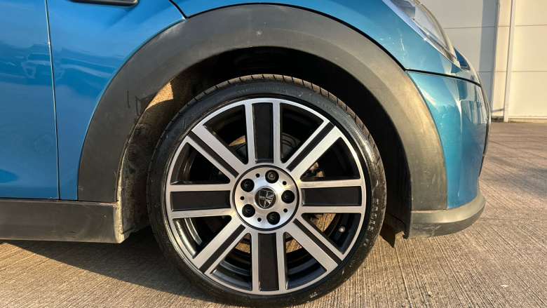 MINI Hatchback 1.5 Cooper Exclusive Premium 5dr Auto Petrol Hatchback